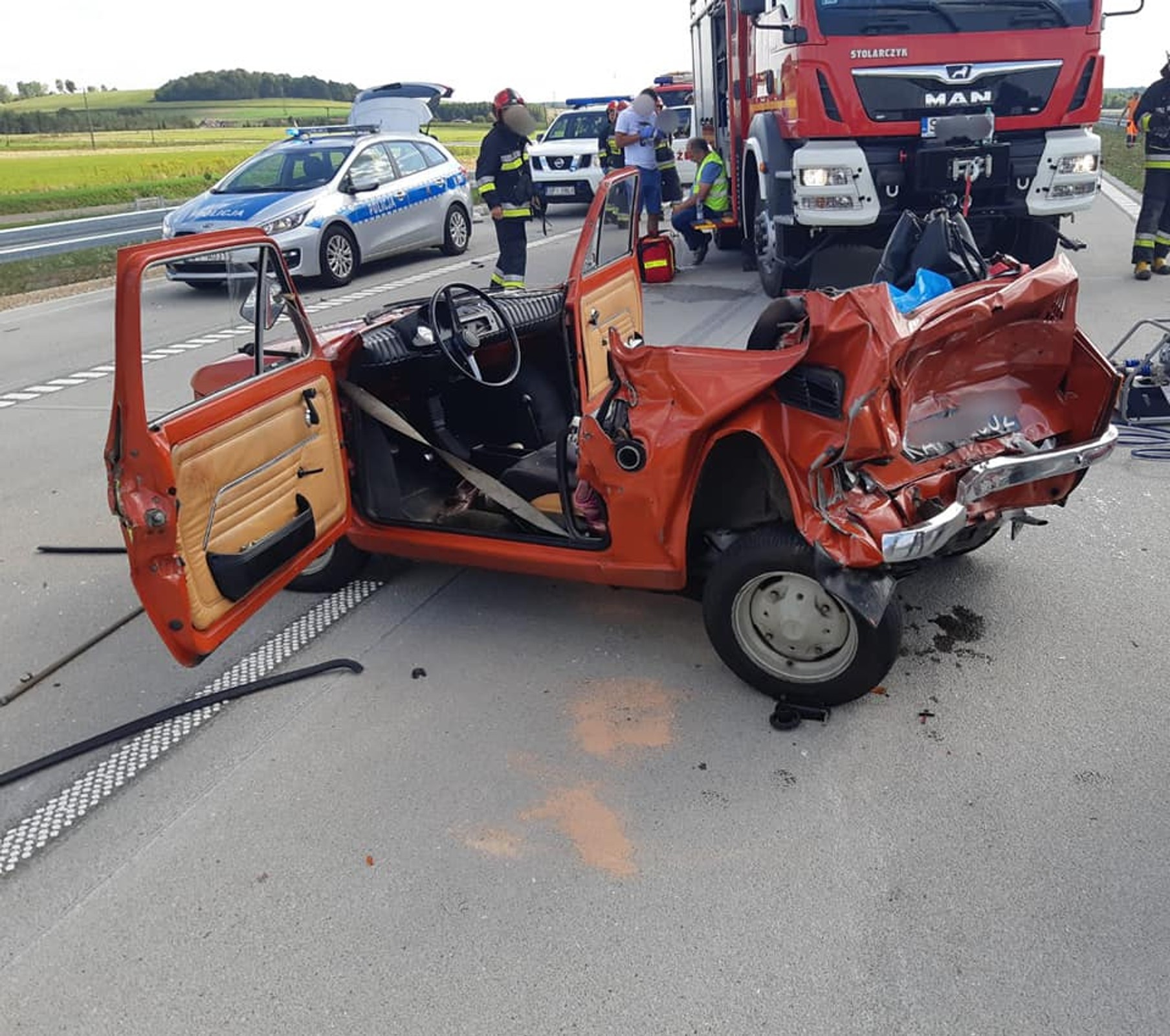 Auto dostawcze zderzyło się z Maluchem