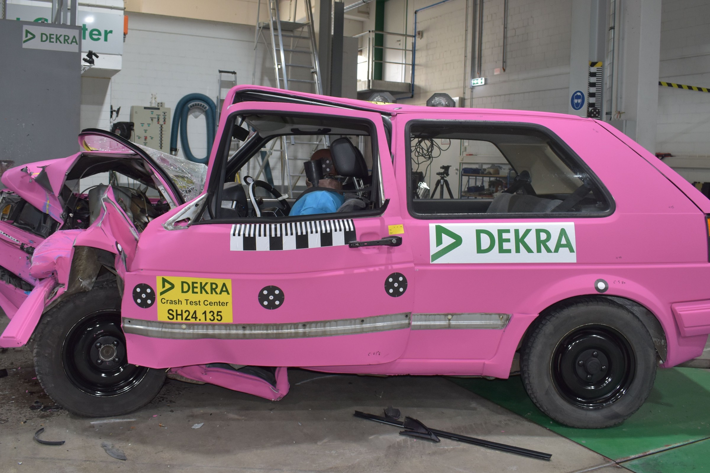 Dekra rozbiła Golfa II z 1989 r. Zdjęcia mówią wszystko