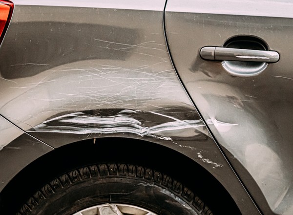 Zarysował czyjś samochód na parkingu i odjechał. Musi zapłacić równowartość swoich trzech emerytur