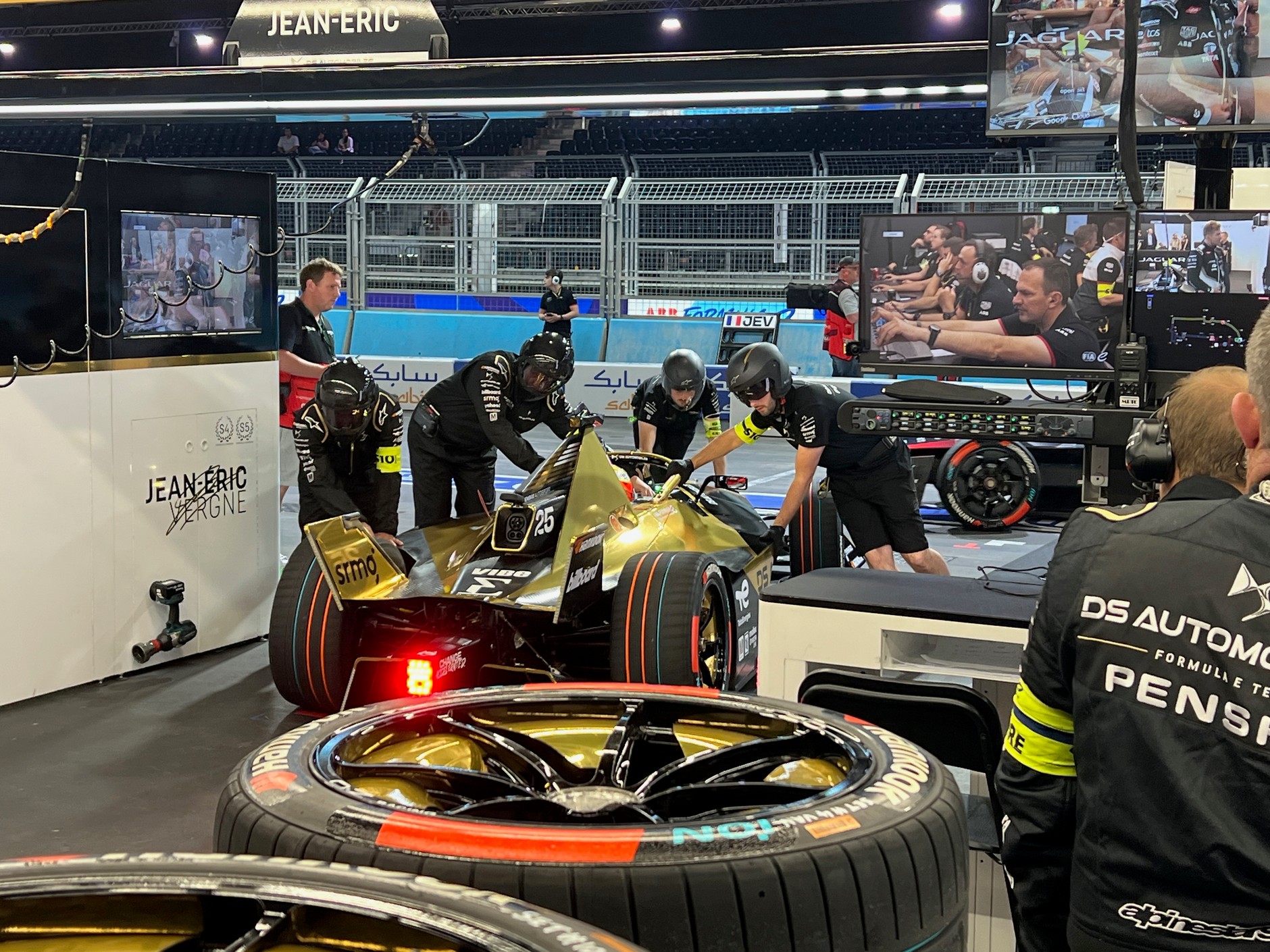 Wyścigi Formuły E na torze ExCel w Londynie