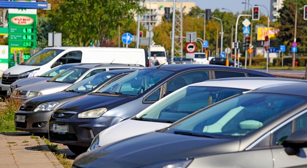 Dlaczego kierowcy parkują na skręconych kołach? To sprytny trik