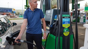 Analitycy się pomylili, więc kierowcy się cieszą. Nowe prognozy cen paliw