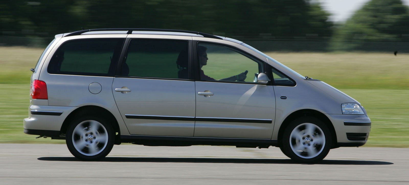Ta generacja Sharana oferowana była długo, zaliczając kilka gruntownych liftingów.