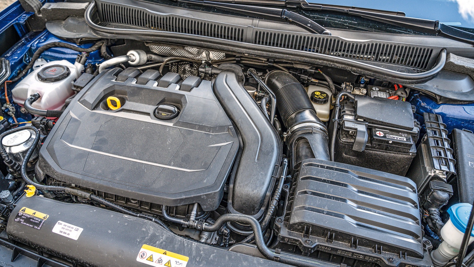 Volkswagen Taigo: 1,5-litrowy czterocylindrowiec również ma odłączanie cylindrów, ale jest bez hybrydy. Dzięki plastikowym osłonom wygląda prościej niż u rywala, ale też jest znacznie mniej wysilony: ma 100 KM w przeliczeniu na litr pojemności skokowej, a nie ponad 150 jak Ford.