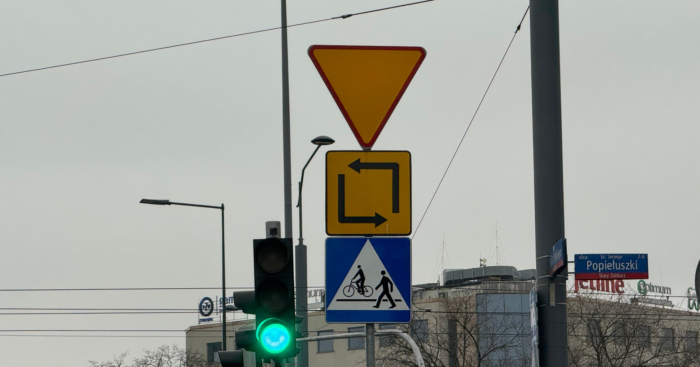 Ten znak ze strzałkami z formalnego punktu widzenia wcale nie jest znakiem drogowym, a pomalowaną tablicą