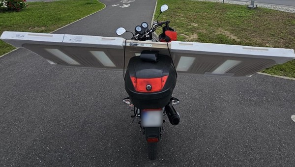 Przewoził drzwi na skuterze