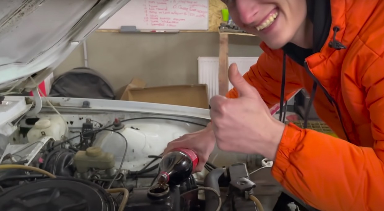 Cola zamiast oleju – jak długo silnik to wytrzyma?