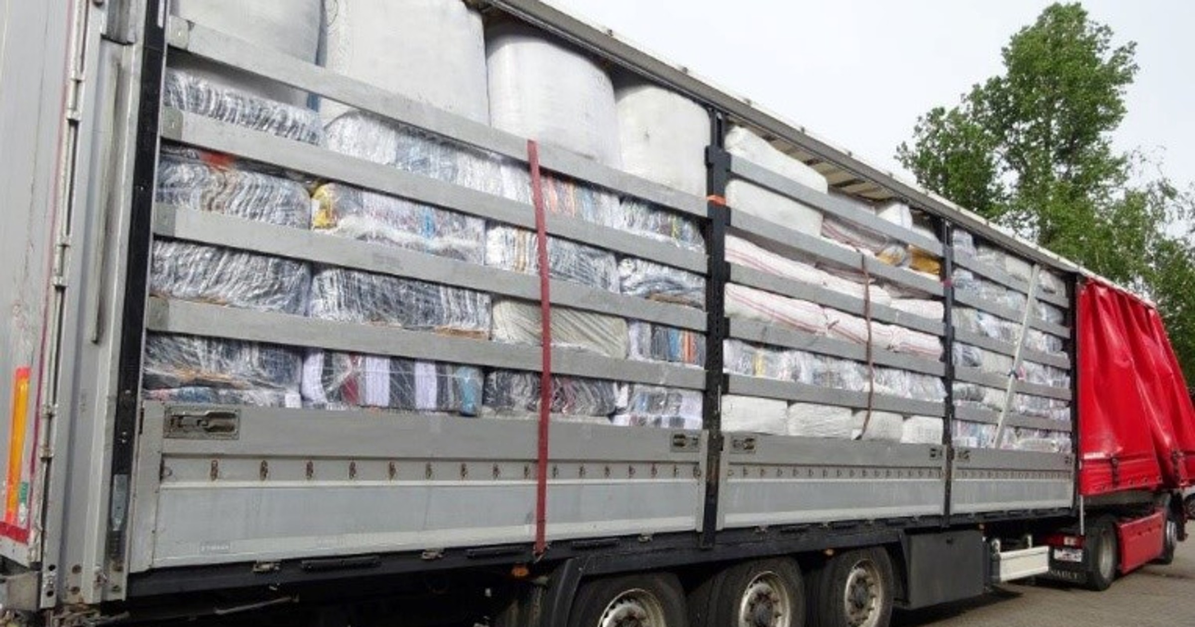 Na naczepie ciężarówki jadącej z Turcji do Polski celnicy odkryli "lewy" towar o wartości 2 mln euro