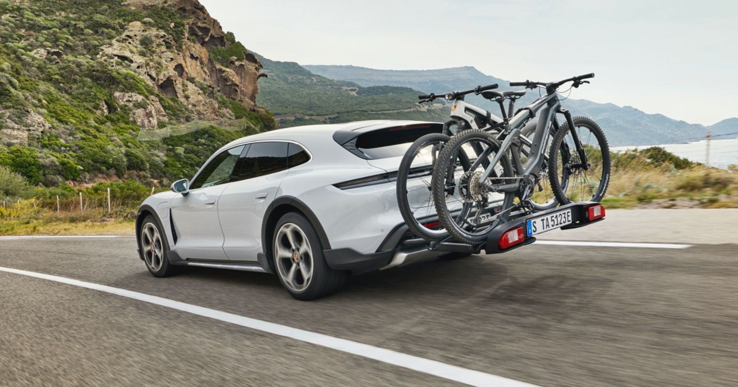 Taycan 4S Cross Turismo wiozący e-rowery Porsche