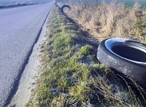Drogowcy zmagają się z prawdziwą plagą. Ktoś masowo wyrzuca stare opony przy drogach