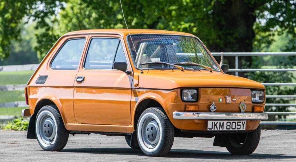 Polski Fiat 126p wystawiony na sprzedaż w renomowanym domu aukcyjnym