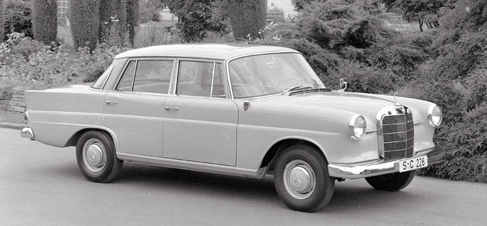 Mercedes-Benz E: historia gwiazdy klasy średniej wyższej (250 fotografii)