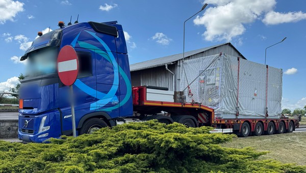 Kontrolowany pojazd podczas kontroli na punkcie kontrolnym opolskiej Inspekcji Transportu Drogowego