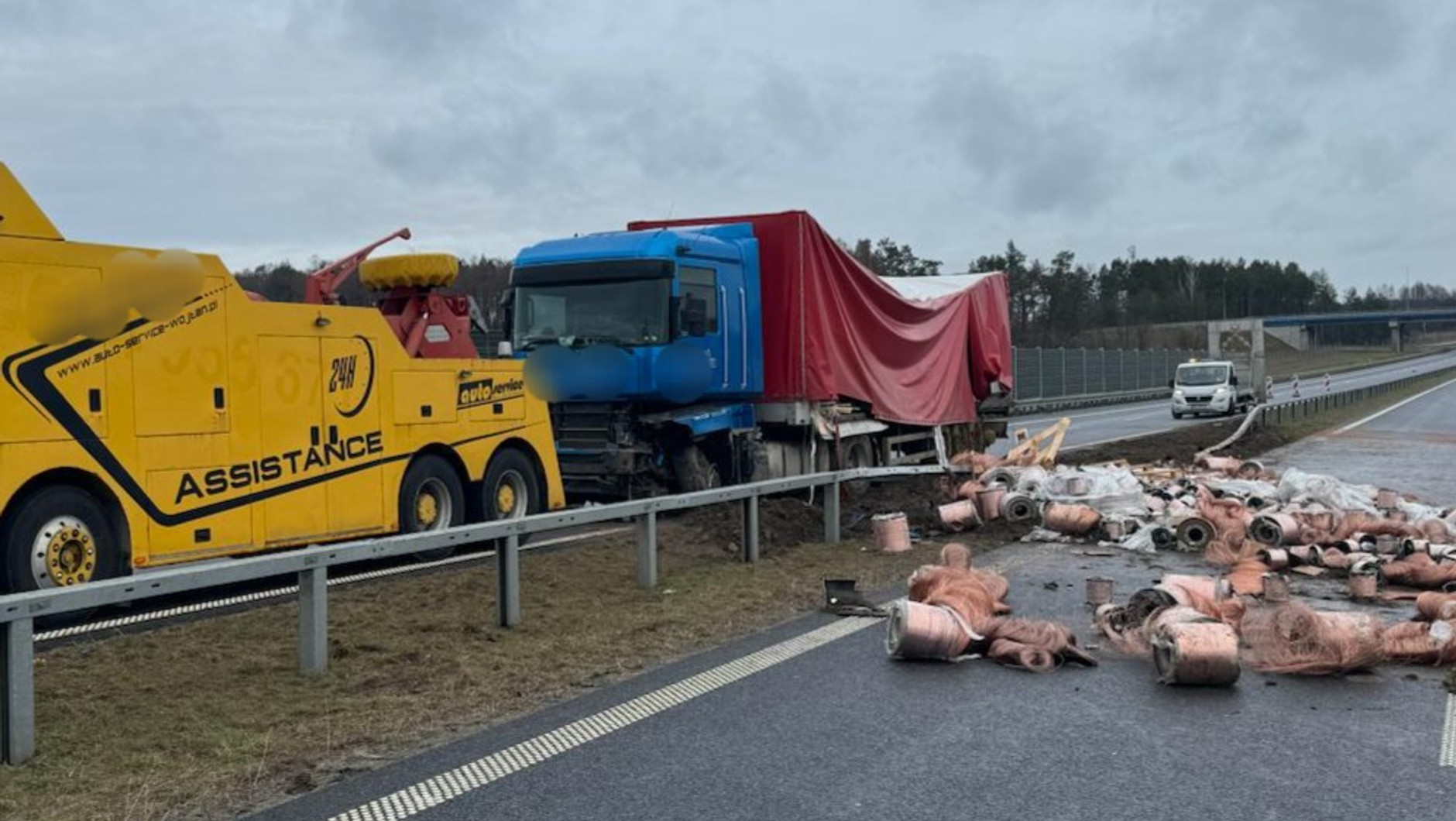 Aż szpule wypadły na drogę