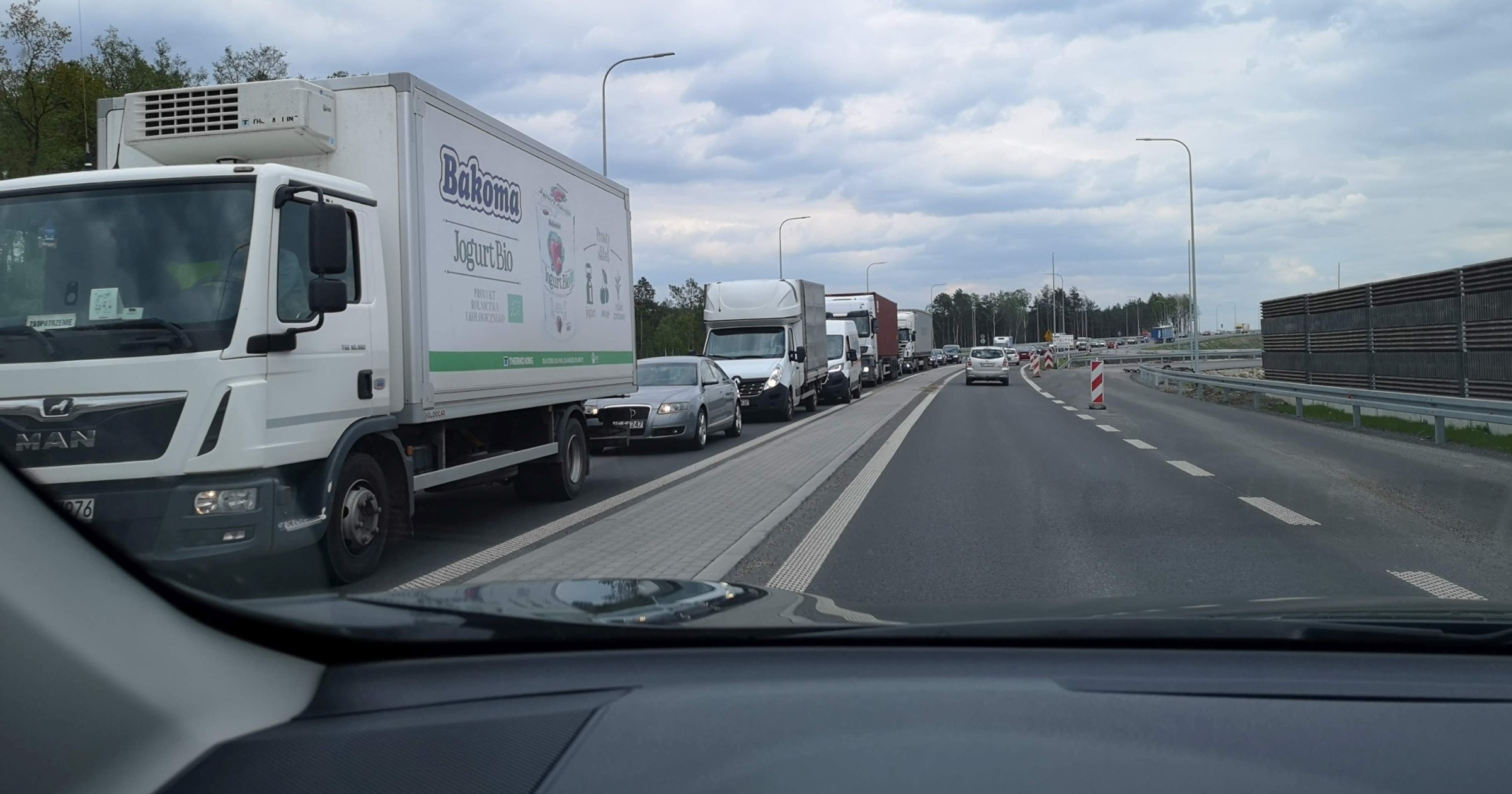 Ruch na drogach wyraźnie wzrasta. Wjazd do Warszawy krajową "dwójką" od wschodu