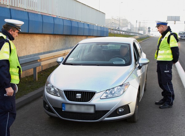 Stracisz dowód rejestracyjny i zapłacisz mandat: na co patrzą policjanci, sprawdzając stan opon?