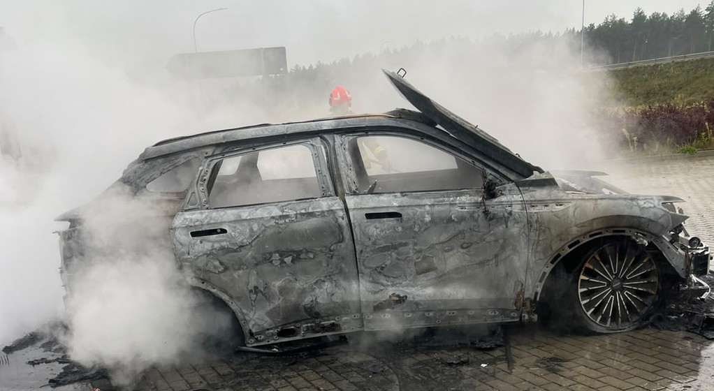 Samochód marki Omoda, który spalił się podczas kontroli drogowej