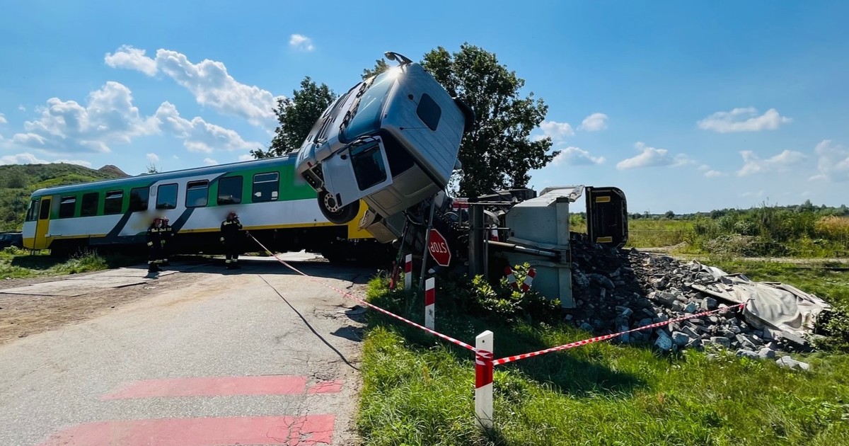 Makabryczny wypadek z udziałem szynobusu i ciężarówki