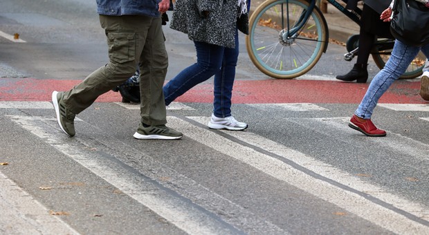 Bez znaku i zebry. Kiedy pieszy może legalnie przejść przez jezdnię? Zasada 100 m
