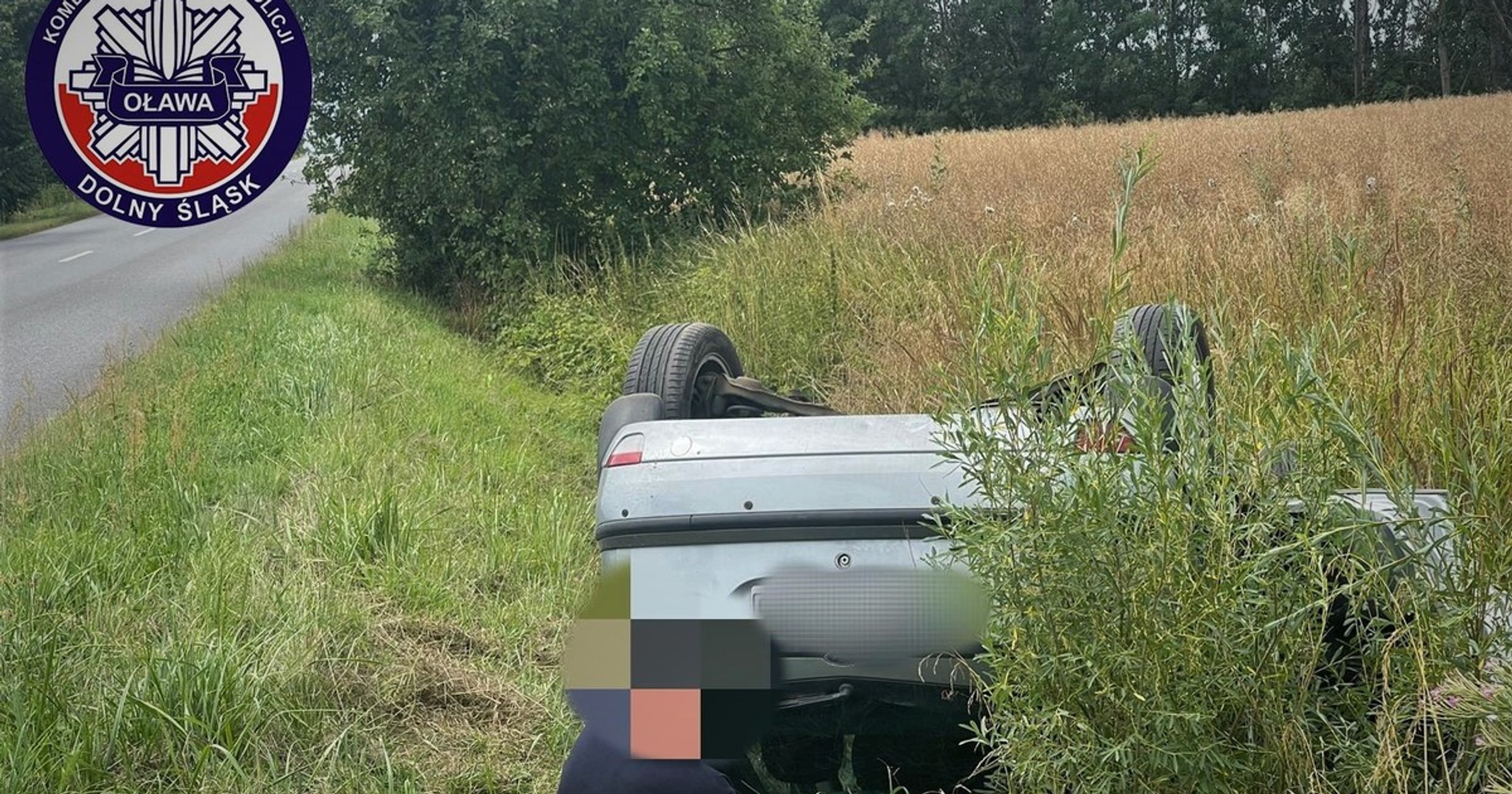 Kierowca siedział obok auta i spokojnie czekał na przyjazd policji