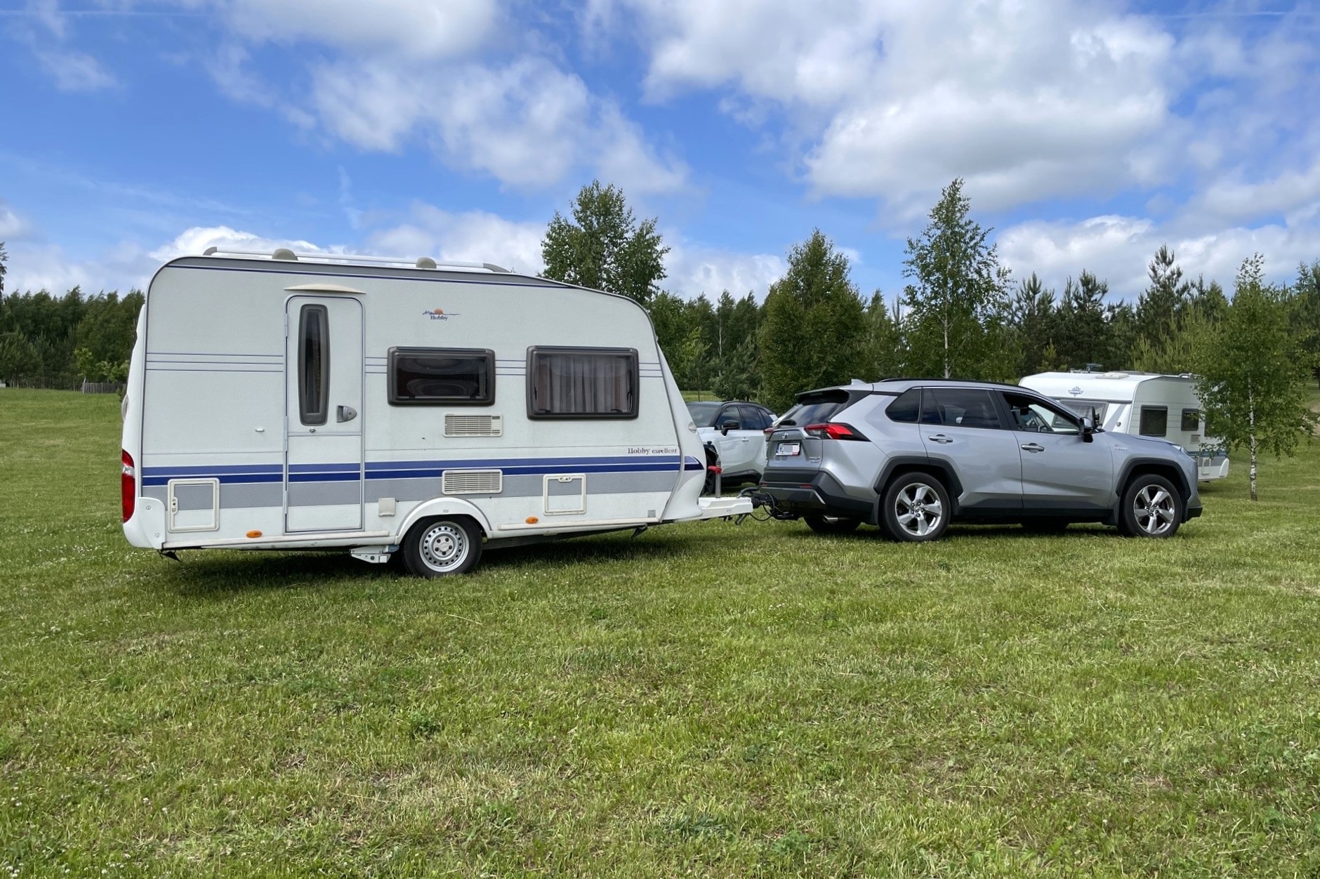 SUV z przyczepą kempingową
