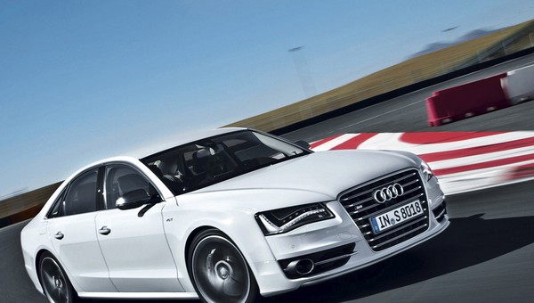 Audi S8: marzenie każdego szofera
