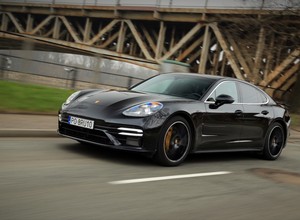 Porsche Panamera Turbo S - sportowe auto w garniturze limuzyny