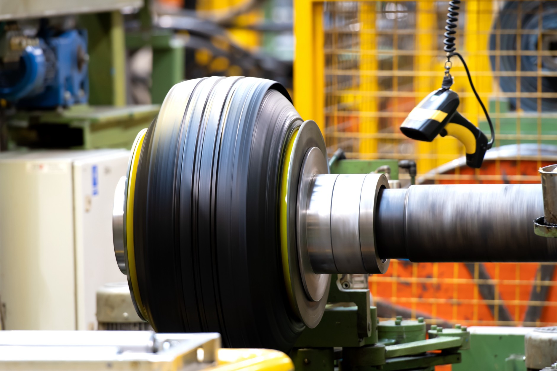 Produkcja opon w fabryce w Dębicy