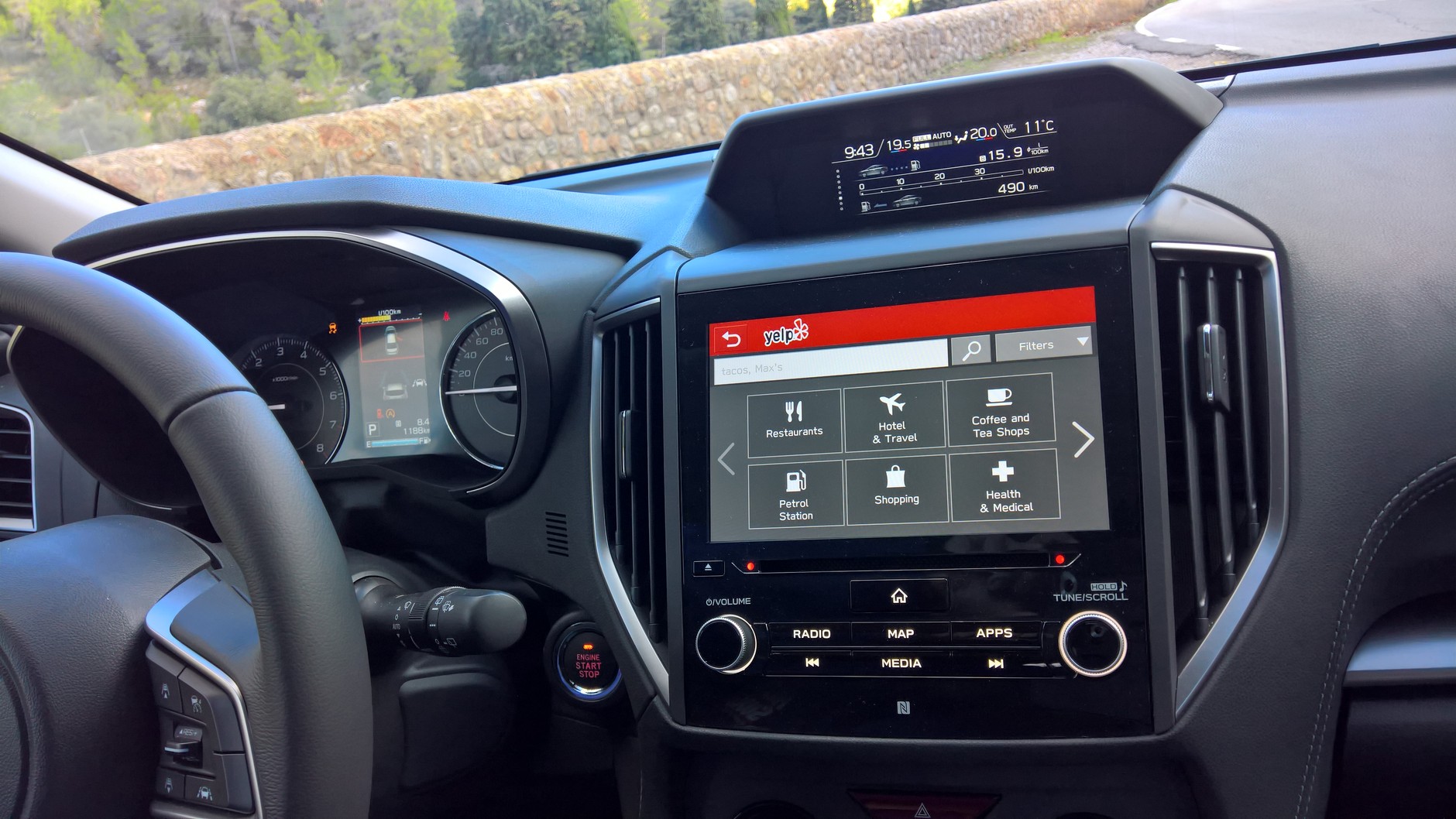 Wyszukiwarka miejsc Yelp w ramach aplikacji Subaru Starlink. Działa po sparowaniu telefonu przez Bluetooth. W telefonie musi być zainstalowany program Subaru. Subaru Impreza