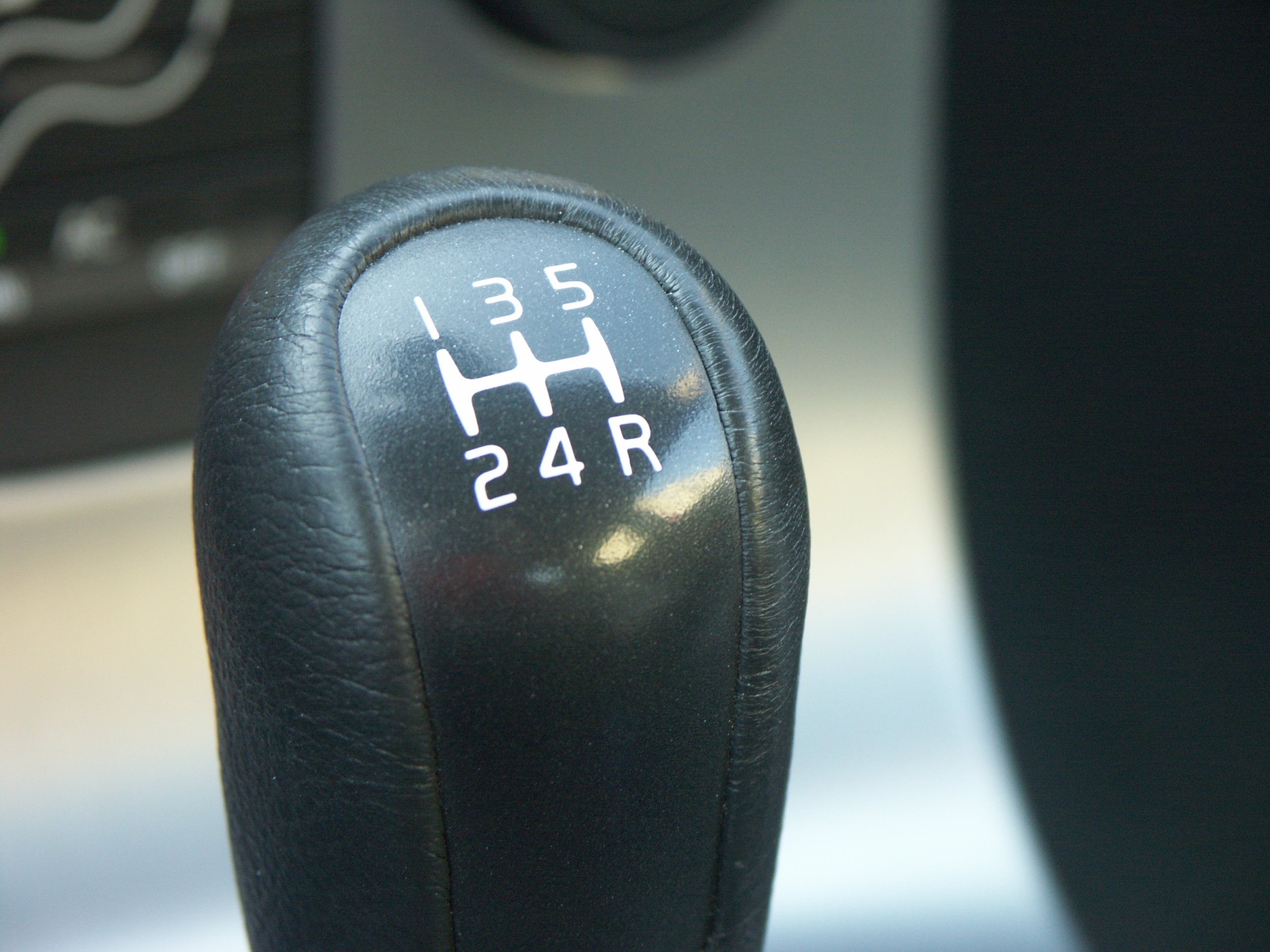 Kiedy redukujesz bieg lub zdejmujesz nogę z gazu - spójrz w lusterka!