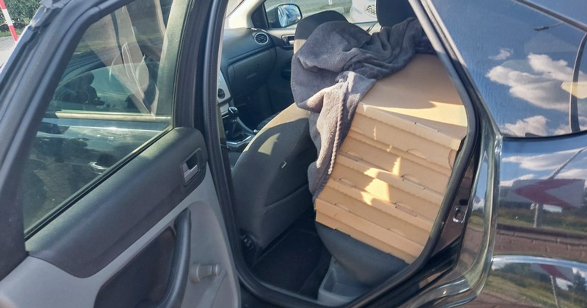 Auto wypakowane kartonami z nielegalnymi papierosami