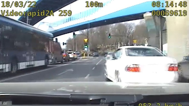 Kierowca, który wjechał tuż przed maskę policyjnego wozu, został ukarany wysokim mandatem