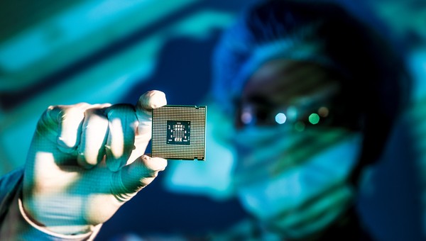Intel chce złagodzić niedobory półprzewodników. Zainwestuje miliardy euro