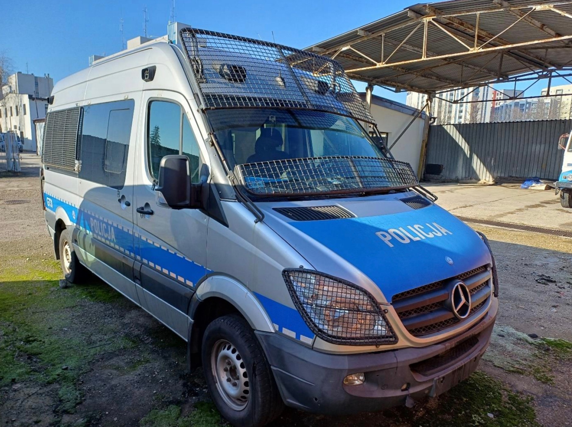 Policyjny Sprinter został wystawiony za 18 tys. zł. Przebieg to tylko 166 tys. zł. Okazja?