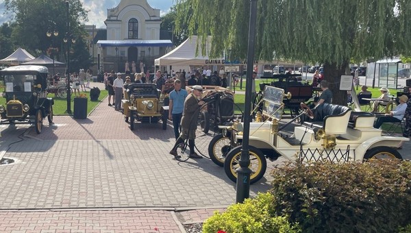 To wyjątkowa okazja, by ujrzeć motoryzację sprzed ponad 100 lat. Piknik Belle Epoque na Mazowszu