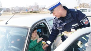 Policja rozdawała kwiatki