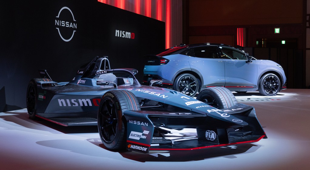 Bolid Formuły E na tle Nissana Leafa Nismo 