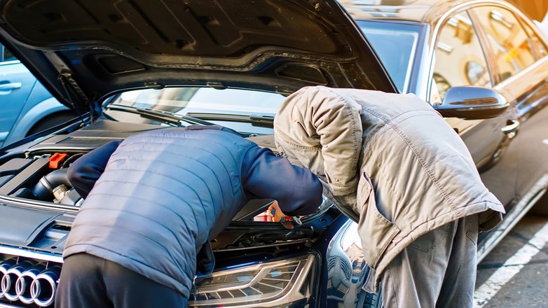 Zakup używanego samochodu bywa jak wycieczka przez pole minowe. O wielu problemach z autem handlarze informują w ogłoszeniu, ale trzeba wiedzieć, jak odczytać ukryte komunikaty