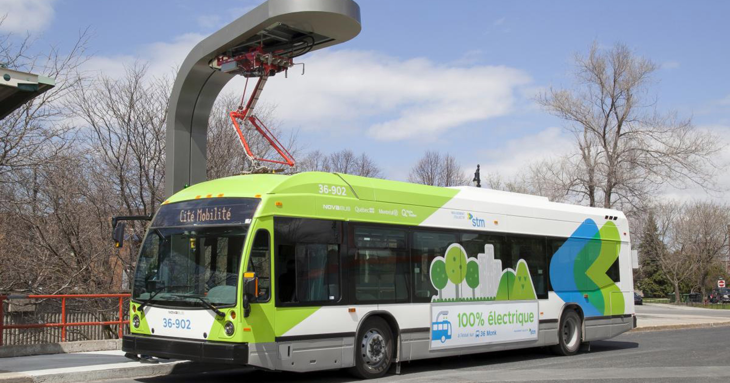 Autobus elektryczny na ulicach Montrealu 