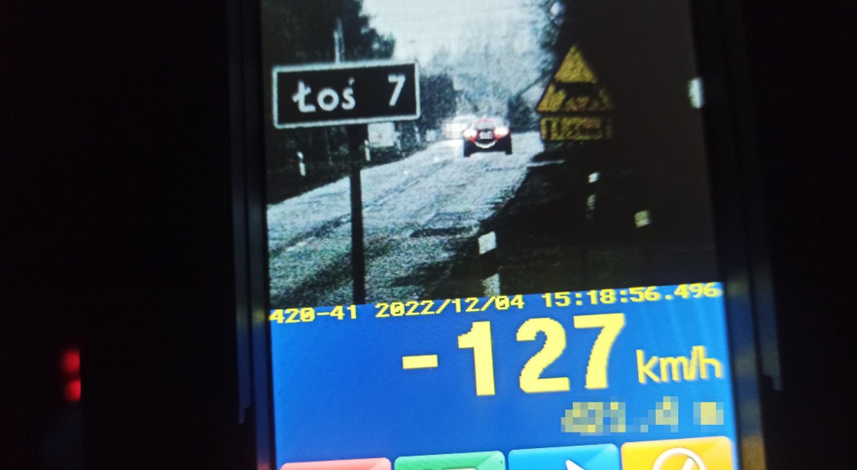 Spieszył się na mecz. Tak bardzo, że nie zauważył oznakowanego radiowozu