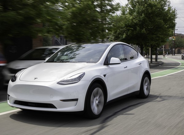 Tesla Model Y na razie po staremu. Elon Musk zabrał głos