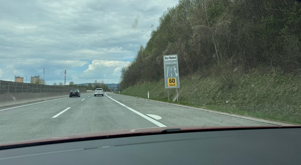 Oznakowanie na drogach Austrii (kropki na drogach), przydatne w przypadku silnej mgły