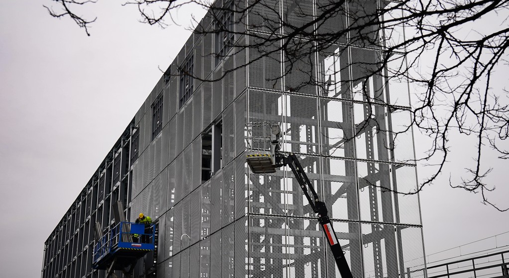 Postęp prac przy budowie zautomatyzowanego piętrowego parkingu w Katowicach