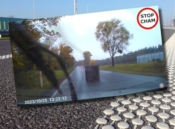 Niespodziewana sytuacja na DK 15. Kierowcy musieli hamować przed sofą [WIDEO]