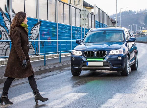Nowe przednie światła na samochodach są kolorowe i służą pieszym