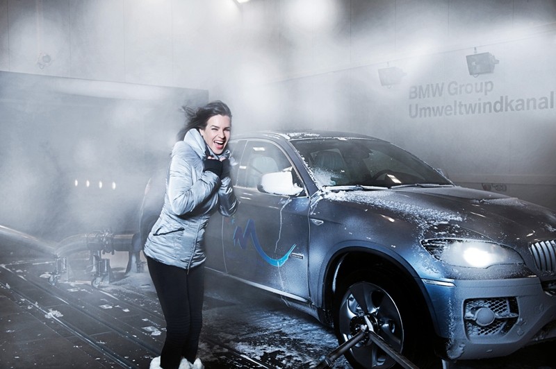 Kobieta po tuningu i BMW Z4 bez tuningu