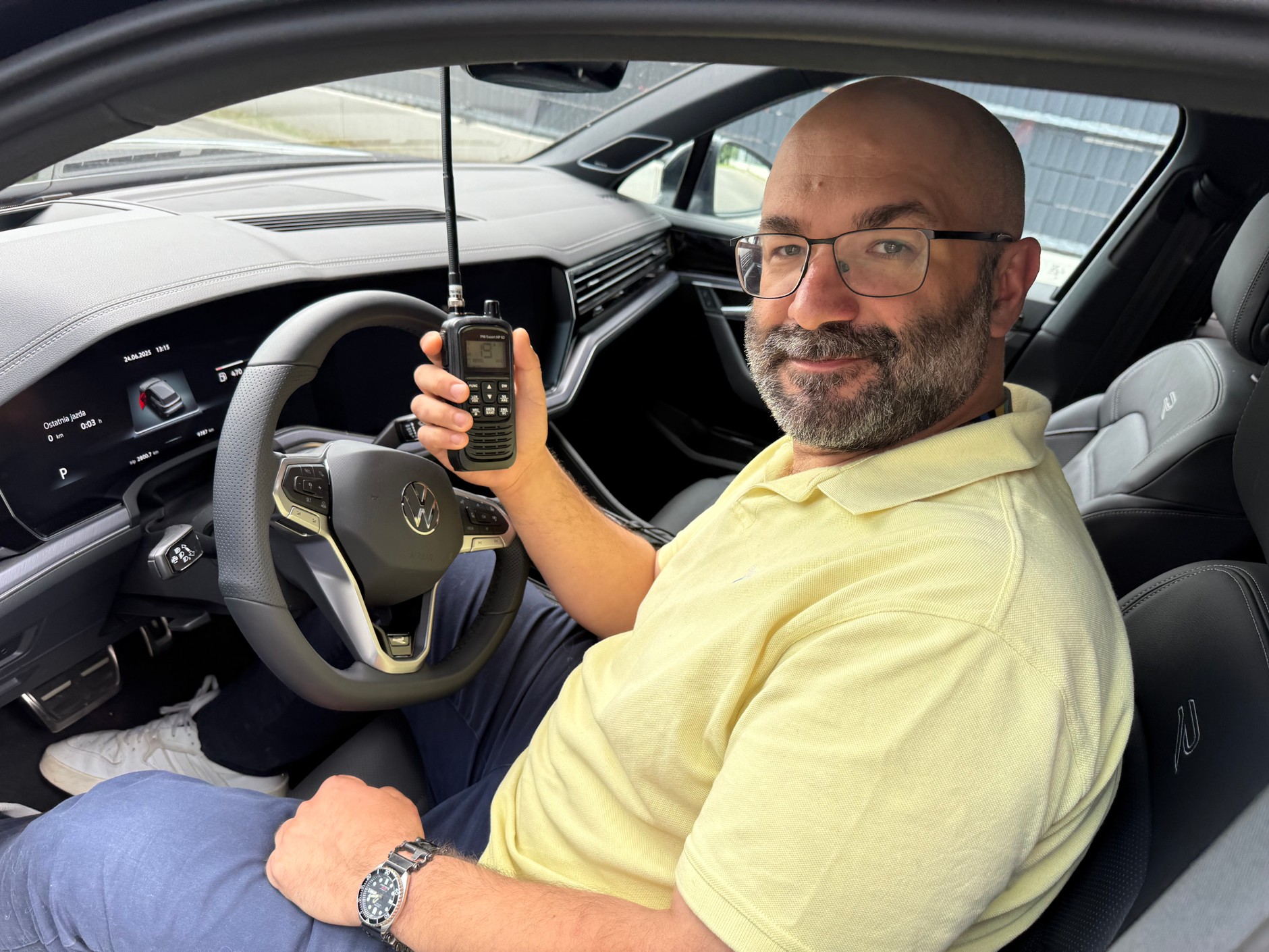 Radio ręczne, bez zewnętrznej anteny, w aucie się nie sprawdzi. Zasięg jest ekstremalnie krótki.