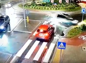 Nie trafił w żaden zjazd na rondzie. Zatrzymał go dopiero billboard [Nagranie]