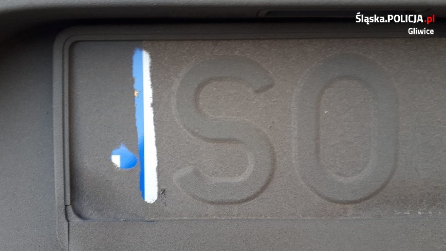 Zabrudzona tablica rejestracyjna