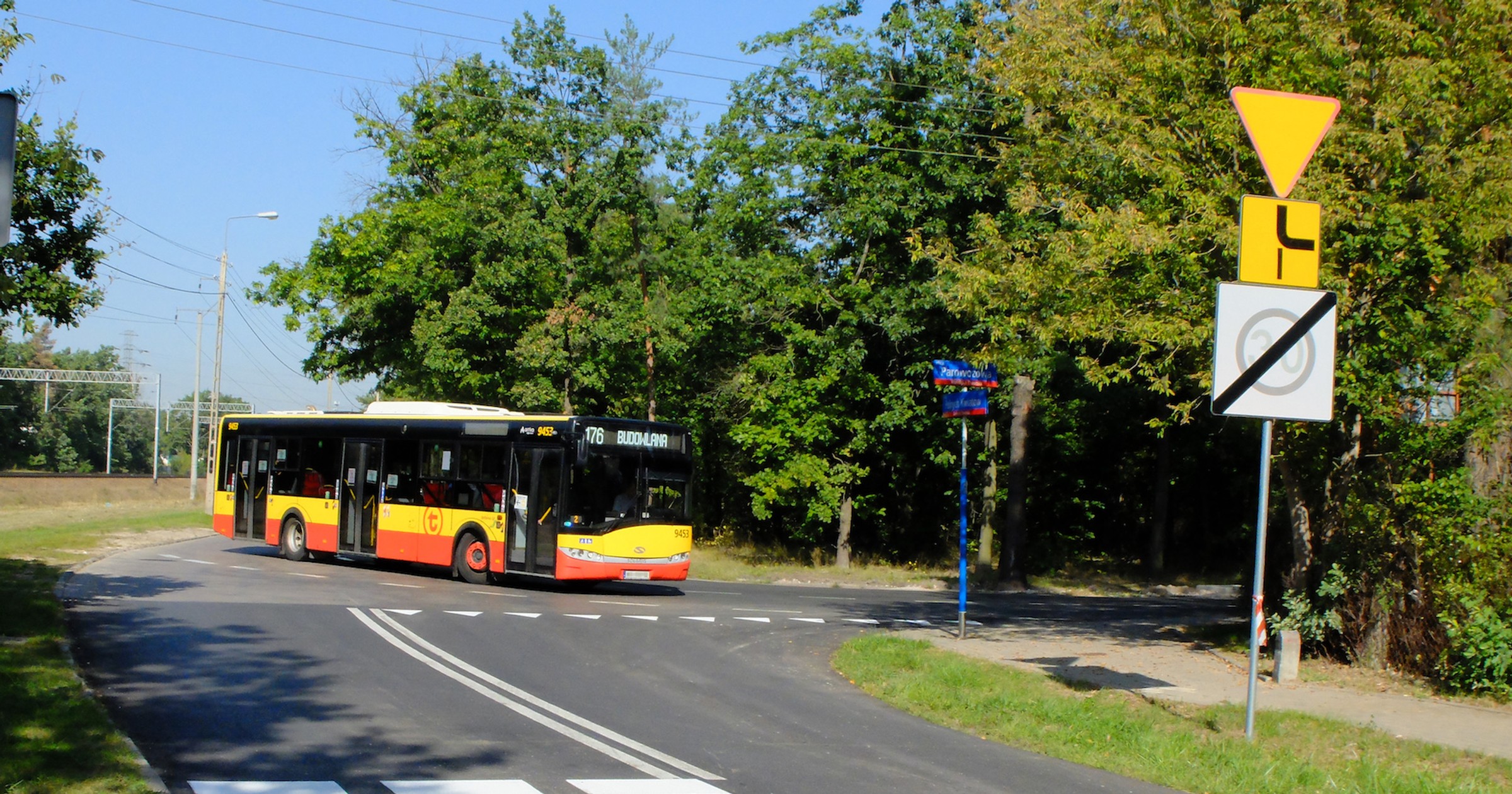 Ten kierowca prawidłowo sygnalizował zamiar skrętu w prawo, choć cały czas podążał drogą z pierwszeństwem